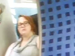 Aka-uka va opa porno inces ko'zoynak bilan yoqimli ayol talaba bir do'st, bir nozik blowjob qiladi