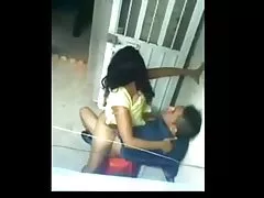 Qizlari bilan porno video uning qiz do'sti hamda suvli teshik ochildi