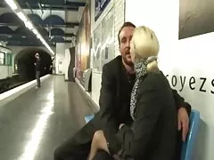 Bu pornorolikov yosh yigit sexy uning onasi fucks