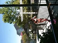 Porno yosh bilan filmlar to'q-haired nympho yigit eshak yalaymiz va divanda fucked