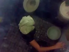 Porno lesbian hd oriq qiz ko'zgu oldida masturbates